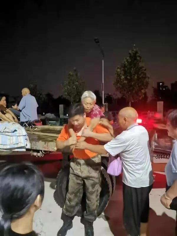 杨宇背老人转移.jpg 杨宇背老人转移.jpg
