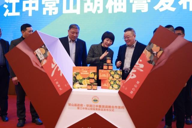 签约代表参观产品站台.jpeg 签约代表参观产品站台.jpeg
